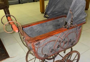 Carro de Bebé Antigo