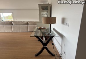 Mesa estilo clássico em vidro e com pés em wenge.
