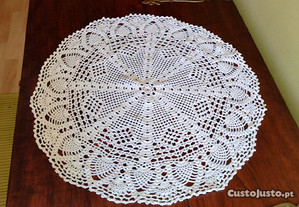 Camilha em crochet branco, 50 cm de diâmetro, excelente estado