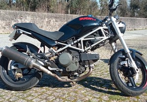 Ducati Monster 600 em muito bom estado