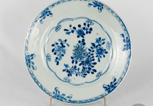 Prato porcelana da China, decoração flores, Dinastia Qing, Qianlong, séc. XVIII