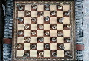 Jogo de xadrez tabuleiro e peças