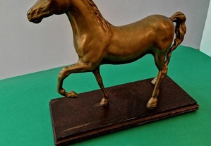 Escultura de cavalo em bronze em base de madeira