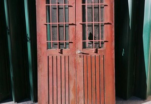 Porta usada em madeira exótica