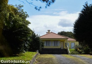Casa Espaosa com Jardim com rvores de Fruto no Pico da Pedra