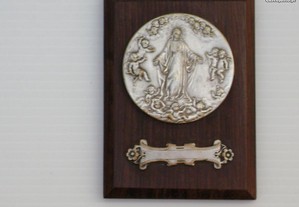 Placa de arte sacra com medalha