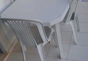 mesa e 4 cadeiras resina branco