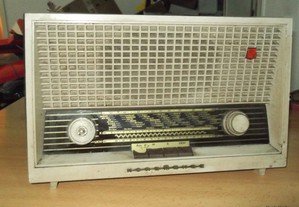 Radio a valvulas antigo