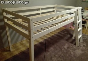 Cama infantil com colchão e escada