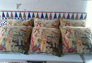 Almofadas decorativas em imitação arraiolos