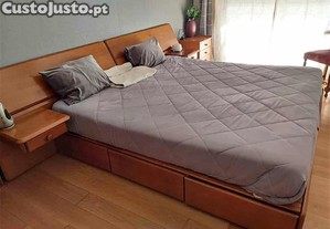 Cama de casal mesinhas