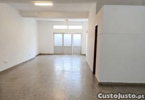 Loja / Estabelecimento Comercial em Faro (Sé e São Pedro) de 111,00 m²