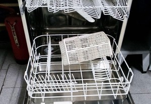 Máquina AEG lavar louça