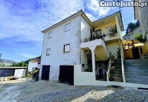 Casa T3 + T3 em Lordelo Paredes, perto do centro e com ótimas acessibilidades