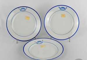 Conjunto de 3 pratos, porcelana Artibus,  Fideliter Servire 
