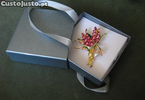 Alfinete / Broche / Pregadeira Ramo Flores Rosa c/ Perola NOVO