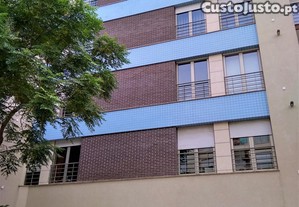 Quarto individual-Rapariga- Prédio recente Glicínias