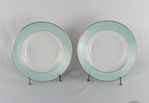 Par de pratos fundos, porcelana Artibus, bordo azul-claro e friso a ouro