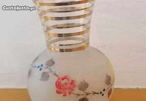 Jarra em vidro incolor e areado, decoração floral