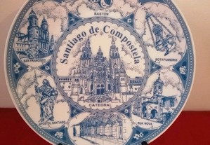 Prato em loiça com 20 cm com a imagem da Catedral de S. Tiago de Compostela