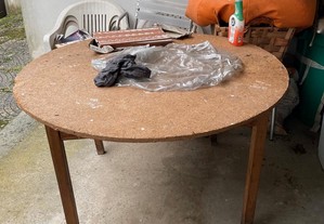 mesa redonda grande de madeira para exterior