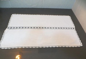 Napron em linho puro, orlado e com entremeio em croché - Medida: 52 x 31 cm