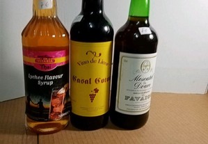 3 garrafas de licor e moscatel