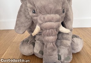 Peluche grande de elefante cinzento fofinho