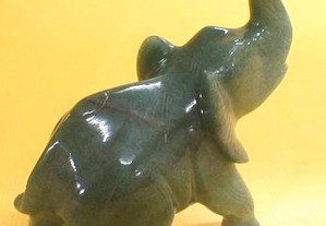 Elefante de quartzo verde 12x12,5x5,5cm