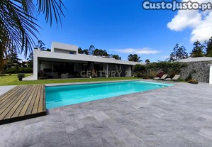 Moradia Térrea de Luxo com Piscina e Jardim Exuberante