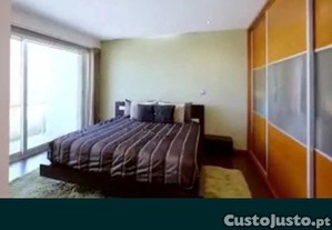 Cama de casal, mesinhas