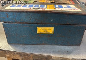 Caixa de ferramentas em metal antiga