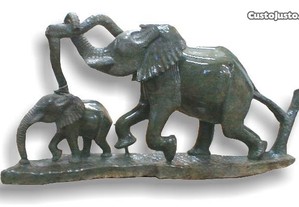 Elefantes de verdite (bloco único) 68x37x13cm