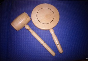 Dois utensílios de cozinha de madeira (novos)