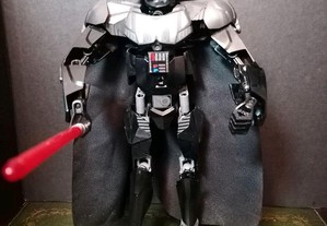 Figura boneco da personagem Darth Vader da Star Wars um exemplar da Lego com 28 cm
