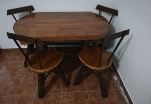Mesa e 4 cadeiras em madeira. Artigo Artesanal e único.