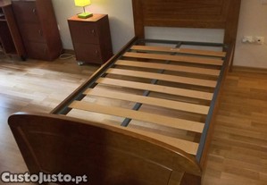 Cama individual com estrado e colcho para
