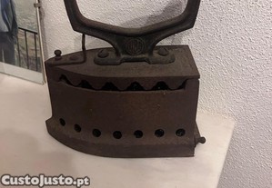 Ferro muito antigo a carvão