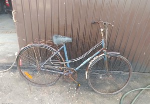 Bicicleta antiga para restauro decoração montras jardins etc