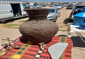 Vaso ou uma nfora de azeite, antigo, torneira de lato