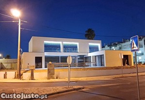 Moradia T5 de Luxo na Marisol, sustentável com Piscina e Jardim