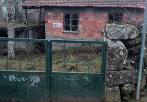 Casa antiga em ruinas a 10 Km de Viseu com ou sem dois terrenos