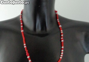 Colar de missangas vermelho