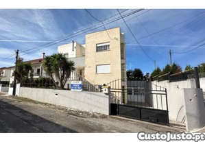 Moradia T4 Com Jardim E Anexos Na Nazar