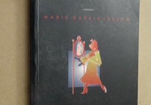 "Estranhos Perfumes - História de uma Metamorfose" de Marie Darriensseck