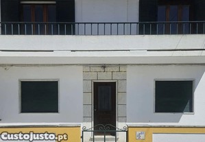 Moradia Bifamiliar T4 com Quintal e Garagem no Bairro das Nogueiras, vora
