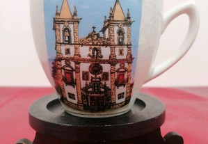 Chávena de chá em loiça Cesol com imagem e gravação recordação de Vila Flor