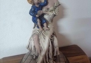 Estatueta / Escultura "Mãe Rica c/filho" pintada à mão