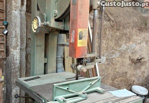 Serra de fita em pleno funcionamento
