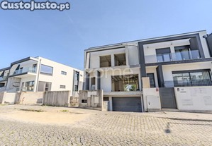 Moradia T4 Nova Em Gaveto Em Merelim S. Pedro.